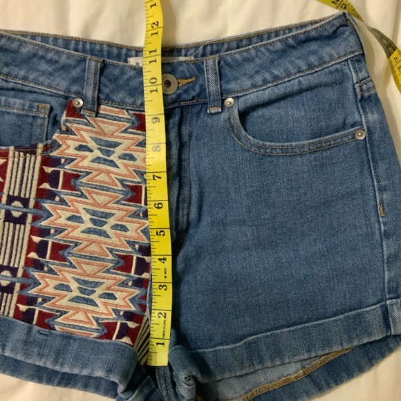 Bullhead 5 High Rise Aztec embroidered denim Mom Shorts - Picture 8 of 10